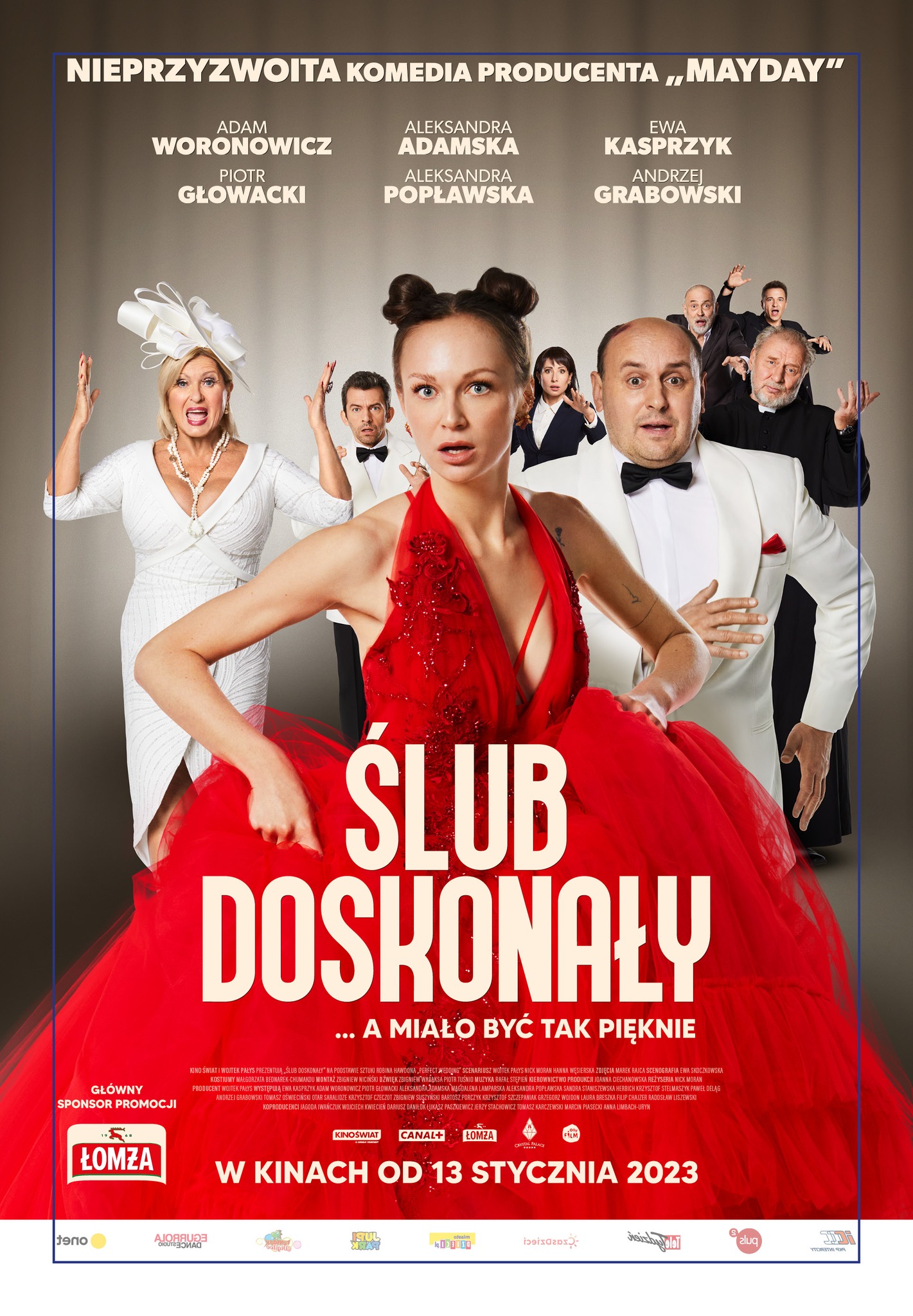 Urodziła się w Zielonej Górze w 1988 roku. W 2014 roku ukończyła studia aktorskie w Państwowej Wyższej Szkole Teatralnej w Krakowie.  Sandra Staniszewska, zadebiutowała mając 10 lat w sztuce Pilot Morski w Tarapatach w Lubuskim Teatrze.  W trakcie studiów wystąpiła w serialu telewizyjnym Julia, a także 'M jak Miłość' gdzie wcieliła się w postać Izy Sajdak, bezkompromisowej szefowej w korporacji.  Następnie Staniszewska otrzymała nagrodę aktorską na 31. Festiwalu Szkół Teatralnych w Łodzi, za rolę Sany,  neurotycznej narkomanki w spektaklu Pływalnia w reżyserii Krystiana Lupy.  Po szkole od razu zaczęła rozwijać się na warszawskich scenach teatralnych w ostatnim sezonie można ją było zobaczyć w Teatrze Komedia w  Klatce Wariatek oraz w Klejnotach, Calliyi, a także w Teatrze IMKA w spektaklu Momotaro. Przed kamerą Staniszewska zadebiutowała w 2009 roku, w filmie NOWA, Dekalog 89+.   Kinowej publiczności Sandra znana jest z filmu Kamienie na szaniec w reżyserii Roberta Glińskiego w którym wcieliła się w główną postać Hali Glińskiej (2014).  Aktorka wystąpiła również w serialach Ojciec Mateusz i Komisarz Alex.  