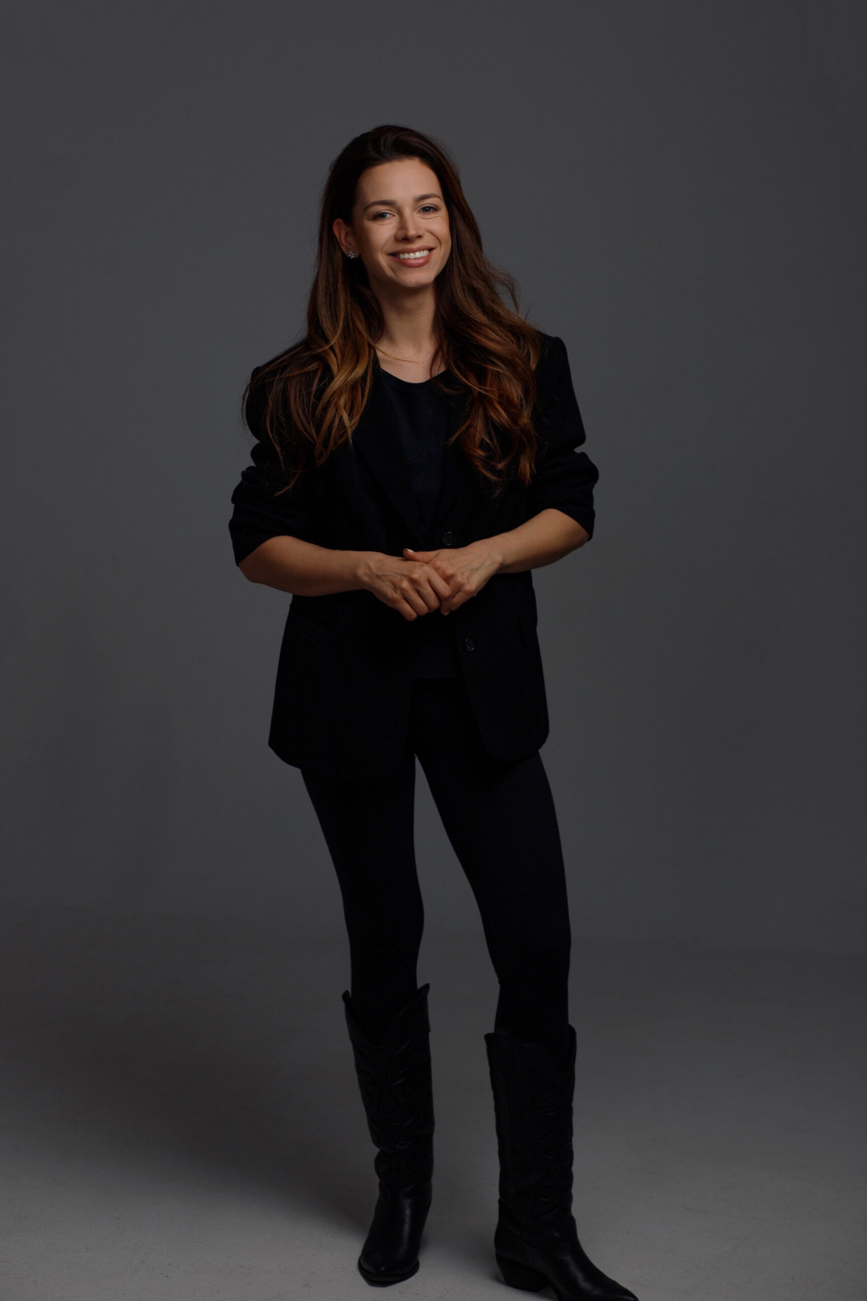 Urodziła się w Zielonej Górze w 1988 roku. W 2014 roku ukończyła studia aktorskie w Państwowej Wyższej Szkole Teatralnej w Krakowie.  Sandra Staniszewska, zadebiutowała mając 10 lat w sztuce Pilot Morski w Tarapatach w Lubuskim Teatrze.  W trakcie studiów wystąpiła w serialu telewizyjnym Julia, a także 'M jak Miłość' gdzie wcieliła się w postać Izy Sajdak, bezkompromisowej szefowej w korporacji.  Następnie Staniszewska otrzymała nagrodę aktorską na 31. Festiwalu Szkół Teatralnych w Łodzi, za rolę Sany,  neurotycznej narkomanki w spektaklu Pływalnia w reżyserii Krystiana Lupy.  Po szkole od razu zaczęła rozwijać się na warszawskich scenach teatralnych w ostatnim sezonie można ją było zobaczyć w Teatrze Komedia w  Klatce Wariatek oraz w Klejnotach, Calliyi, a także w Teatrze IMKA w spektaklu Momotaro. Przed kamerą Staniszewska zadebiutowała w 2009 roku, w filmie NOWA, Dekalog 89+.   Kinowej publiczności Sandra znana jest z filmu Kamienie na szaniec w reżyserii Roberta Glińskiego w którym wcieliła się w główną postać Hali Glińskiej (2014).  Aktorka wystąpiła również w serialach Ojciec Mateusz i Komisarz Alex.  